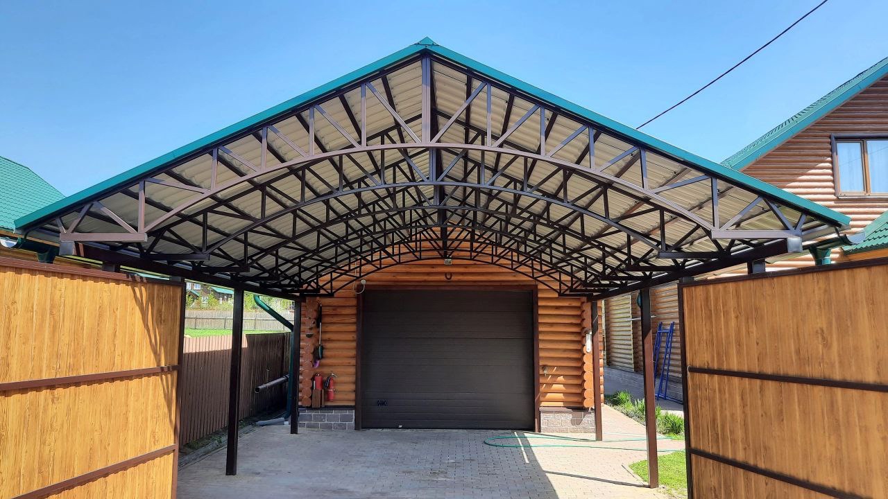 Навес для автомобиля двускатный перед гаражом Современный автонавес с крышей из поликарбоната