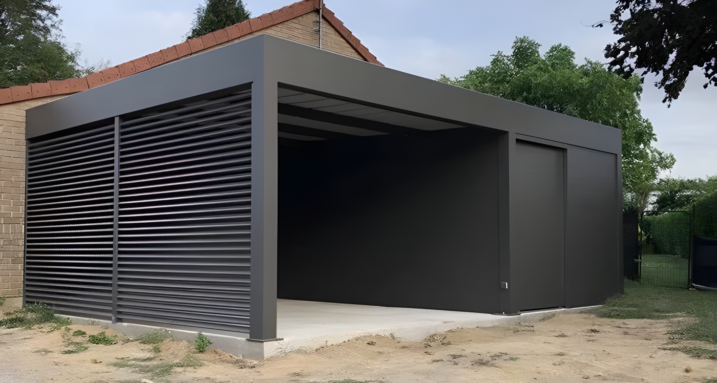 Закрытый автонавес с односкатной крышей из поликарбоната Современный автонавес с крышей из поликарбоната